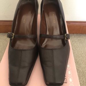Bandolino closed toe heels-leather